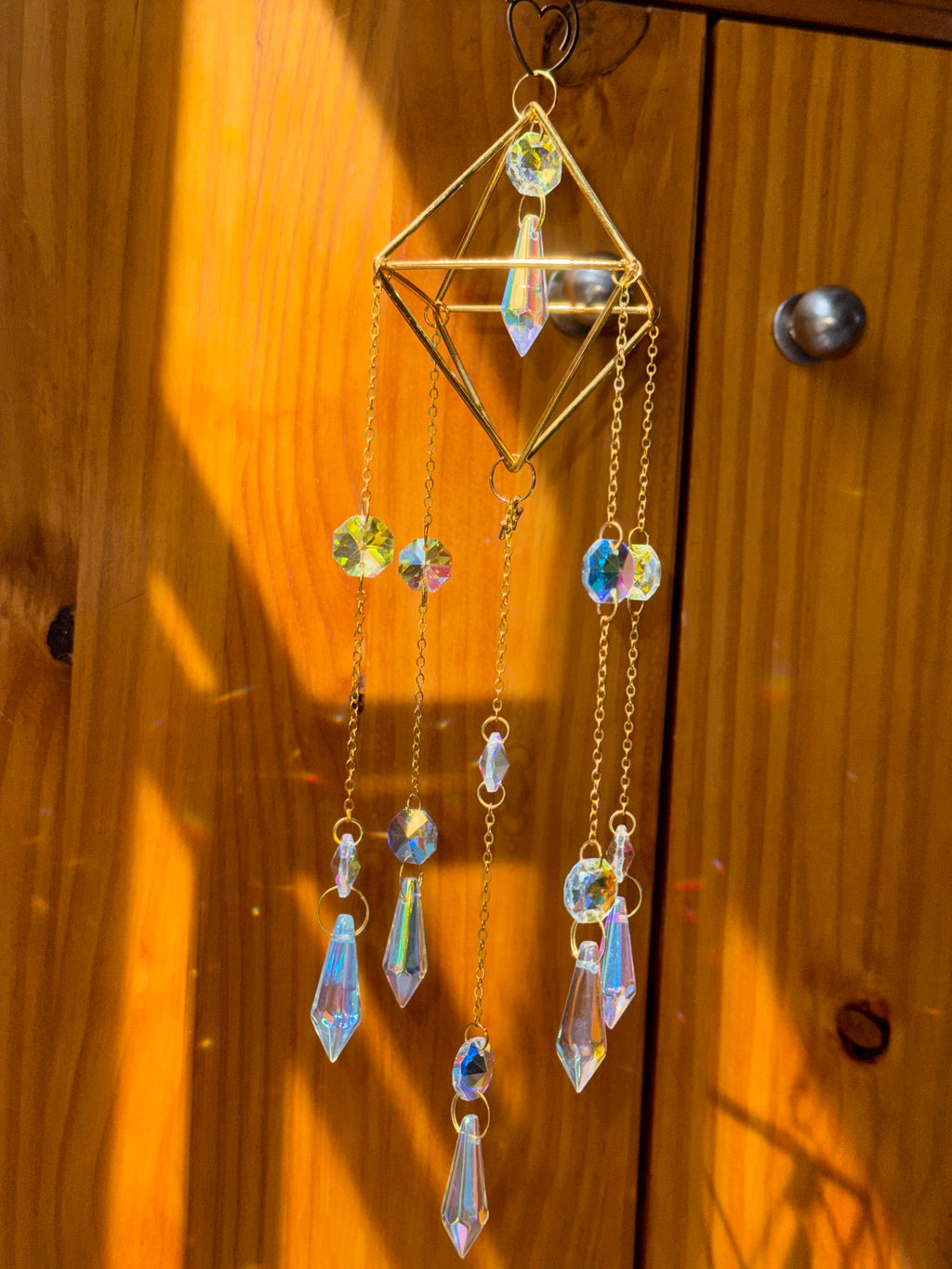 Attrape-soleil cage dorée et chat cœur – Suncatcher fait main décoration féerique