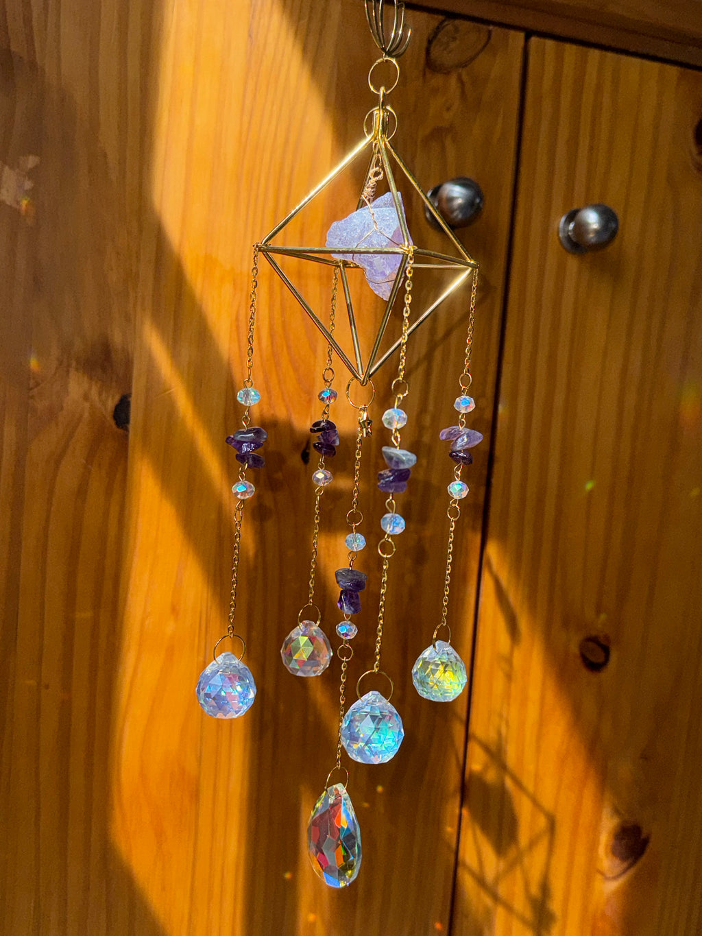 Attrape-soleil cage dorée, fleur de lotus et pierres d’améthyste – Suncatcher fait main décoration bien-être