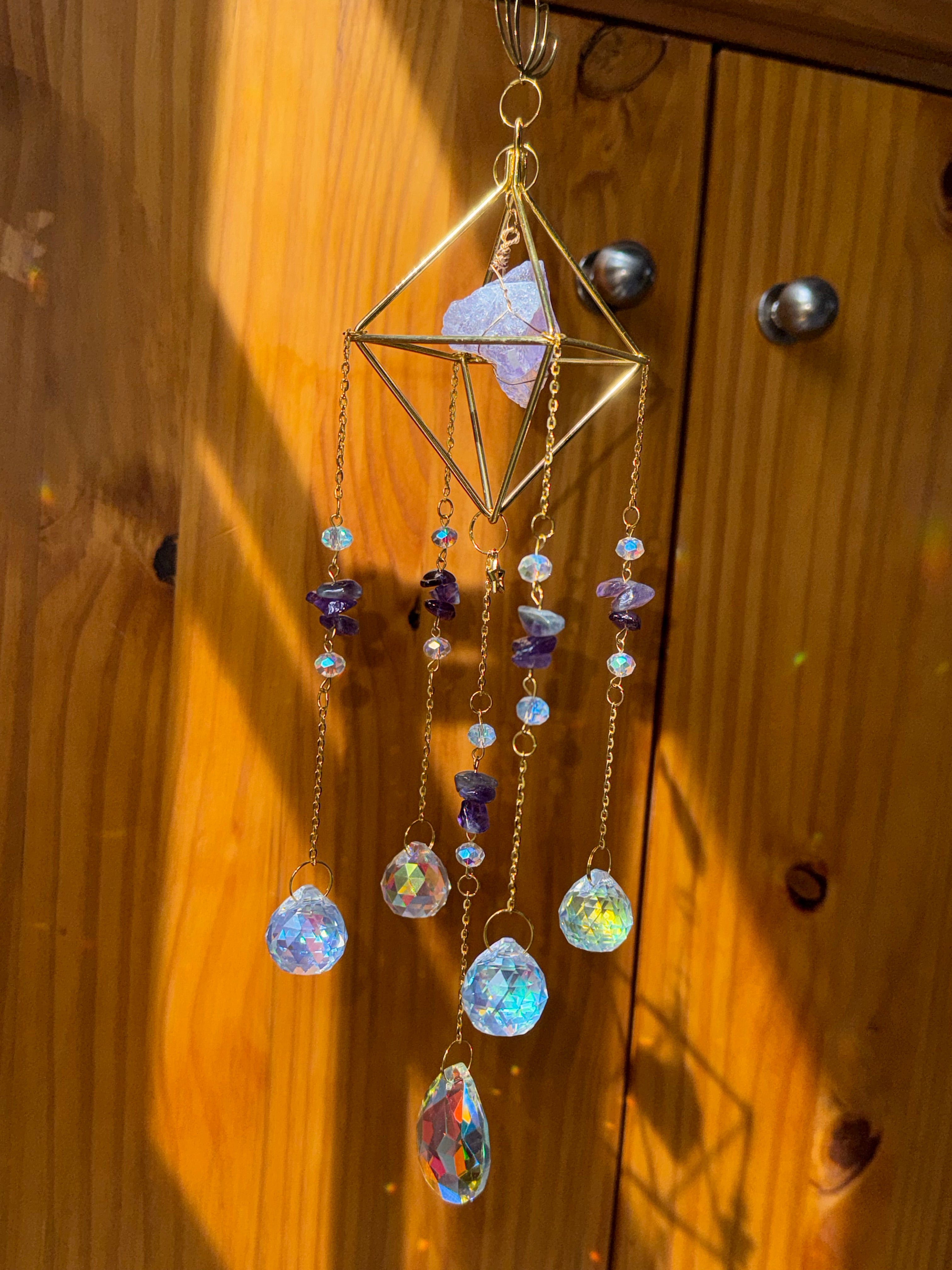 Attrape-soleil cage dorée, fleur de lotus et pierres d’améthyste – Suncatcher fait main décoration bien-être