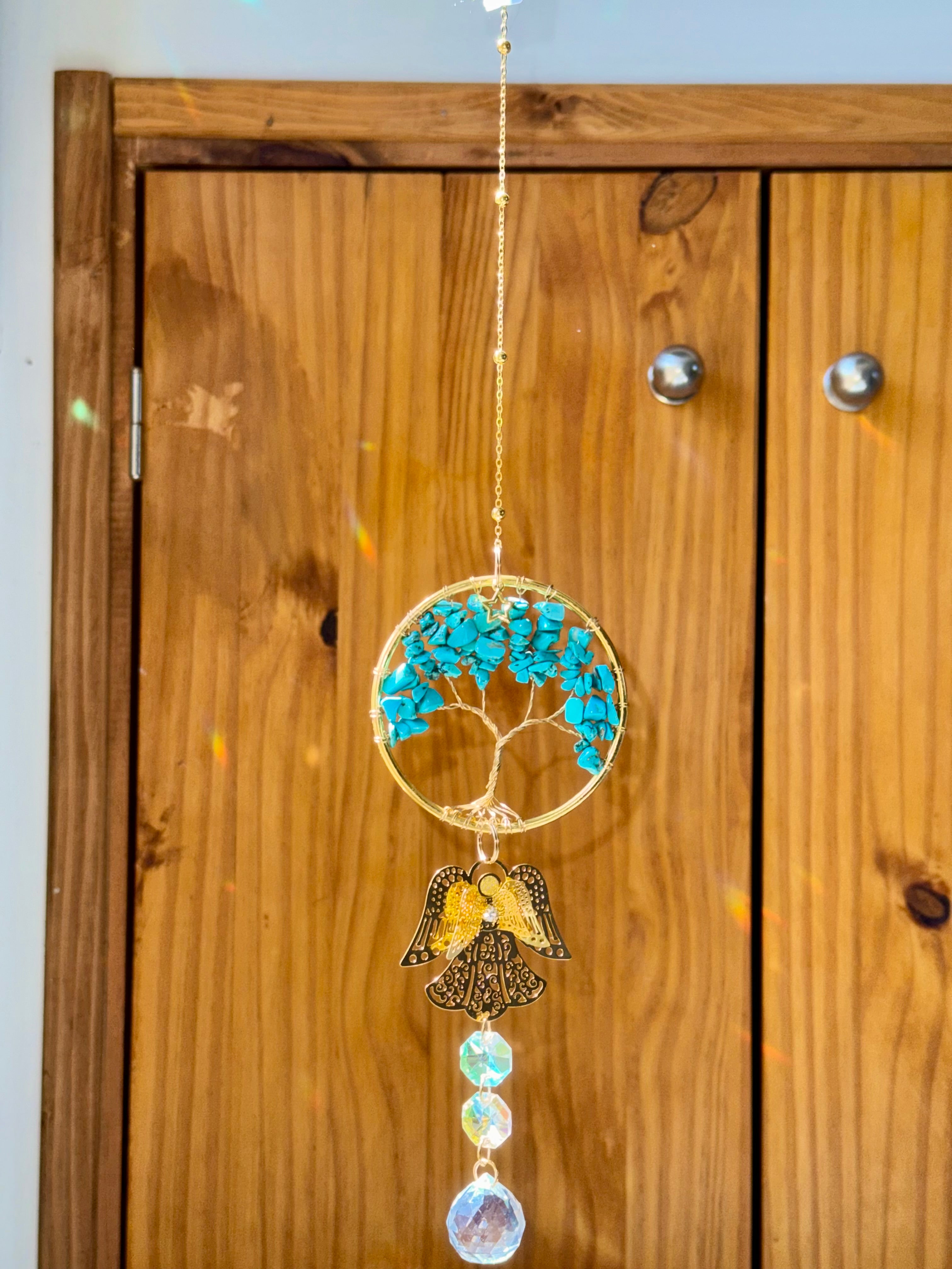 Attrape-soleil arbre de vie en pierres turquoise et ange doré – Suncatcher fait main décoration bien-être