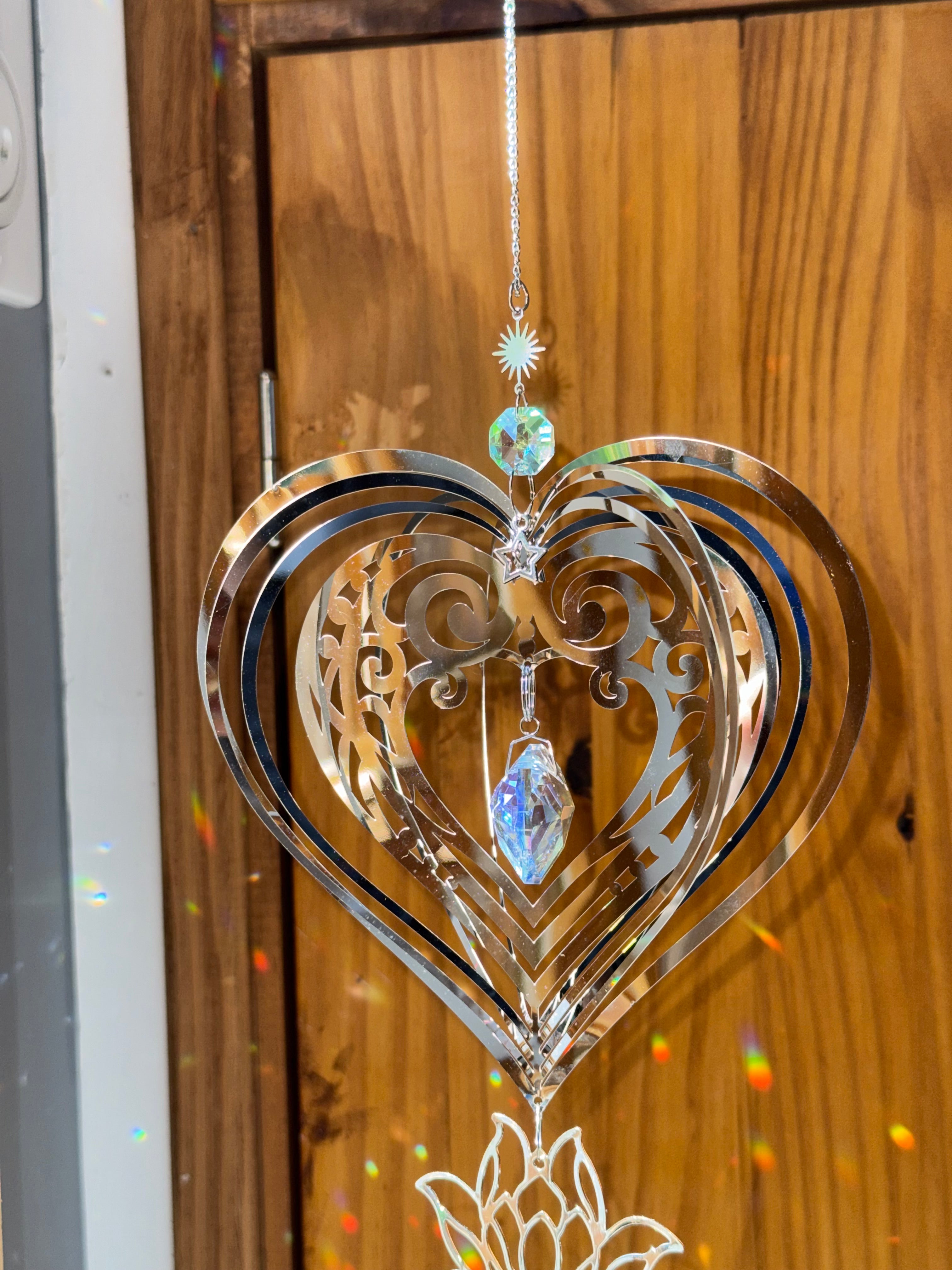 Attrape-soleil grand cœur argenté en relief et fleur de lotus – Suncatcher fait main décoration bien-être