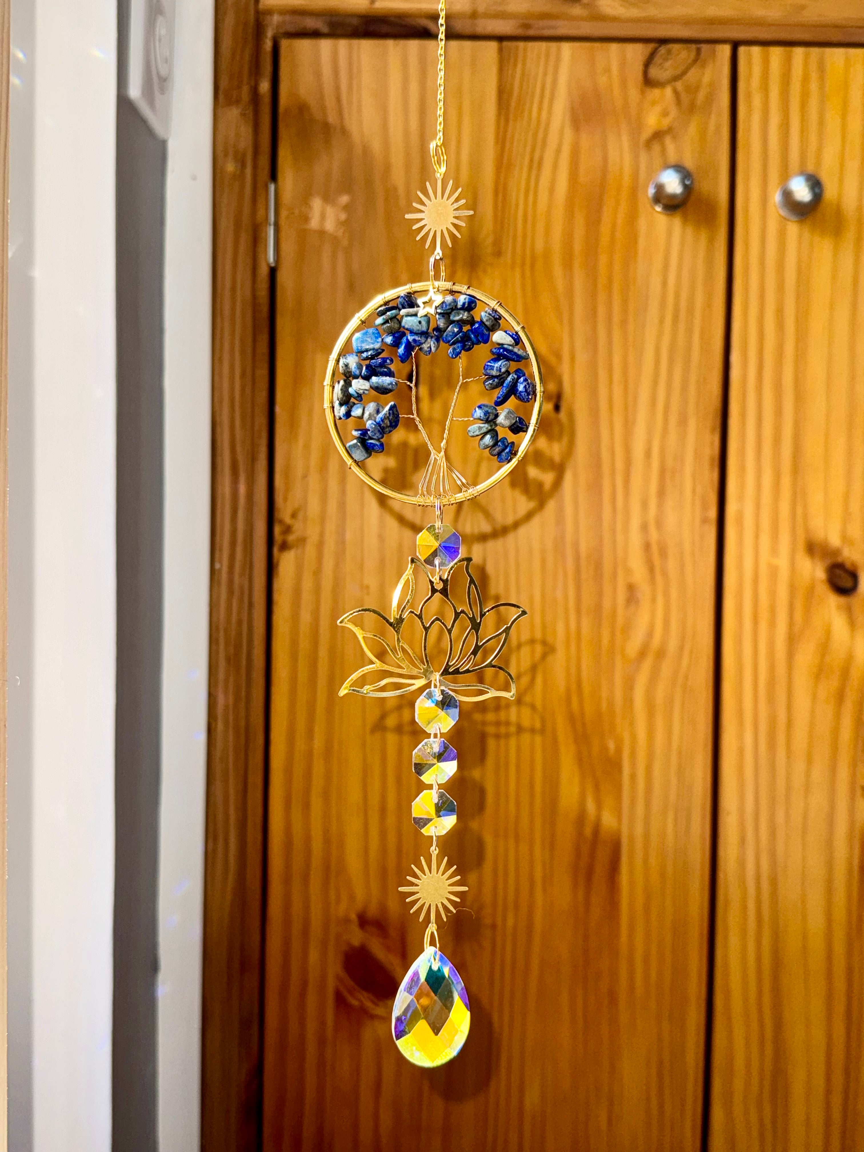 Attrape-soleil arbre de vie en lapis lazuli et fleur de lotus dorée – Suncatcher fait main décoration bien-être