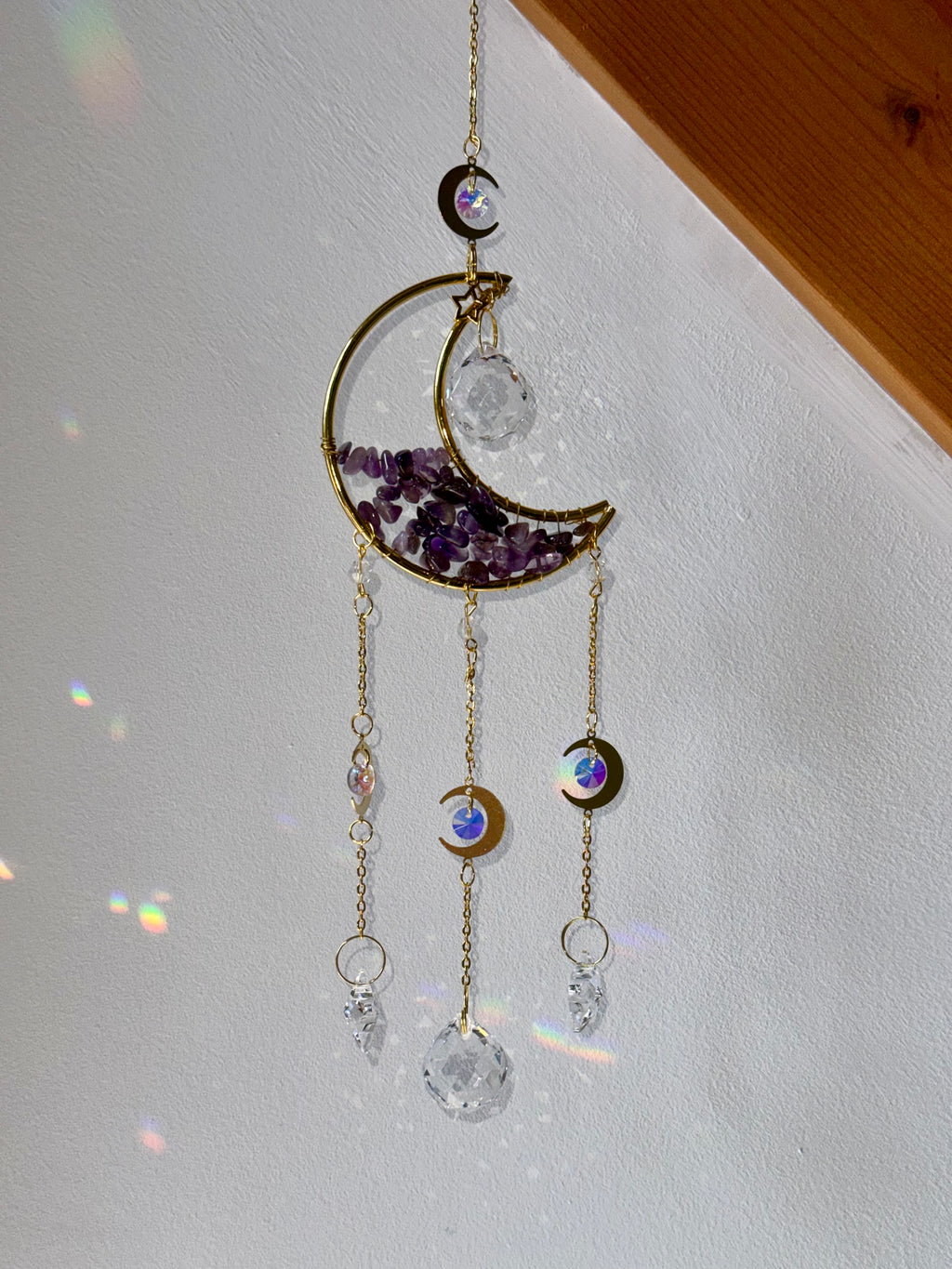 Attrape-soleil petite lune et pierres d’améthyste avec prismes en cristal – Suncatcher fait main décoration fenêtre lumineuse