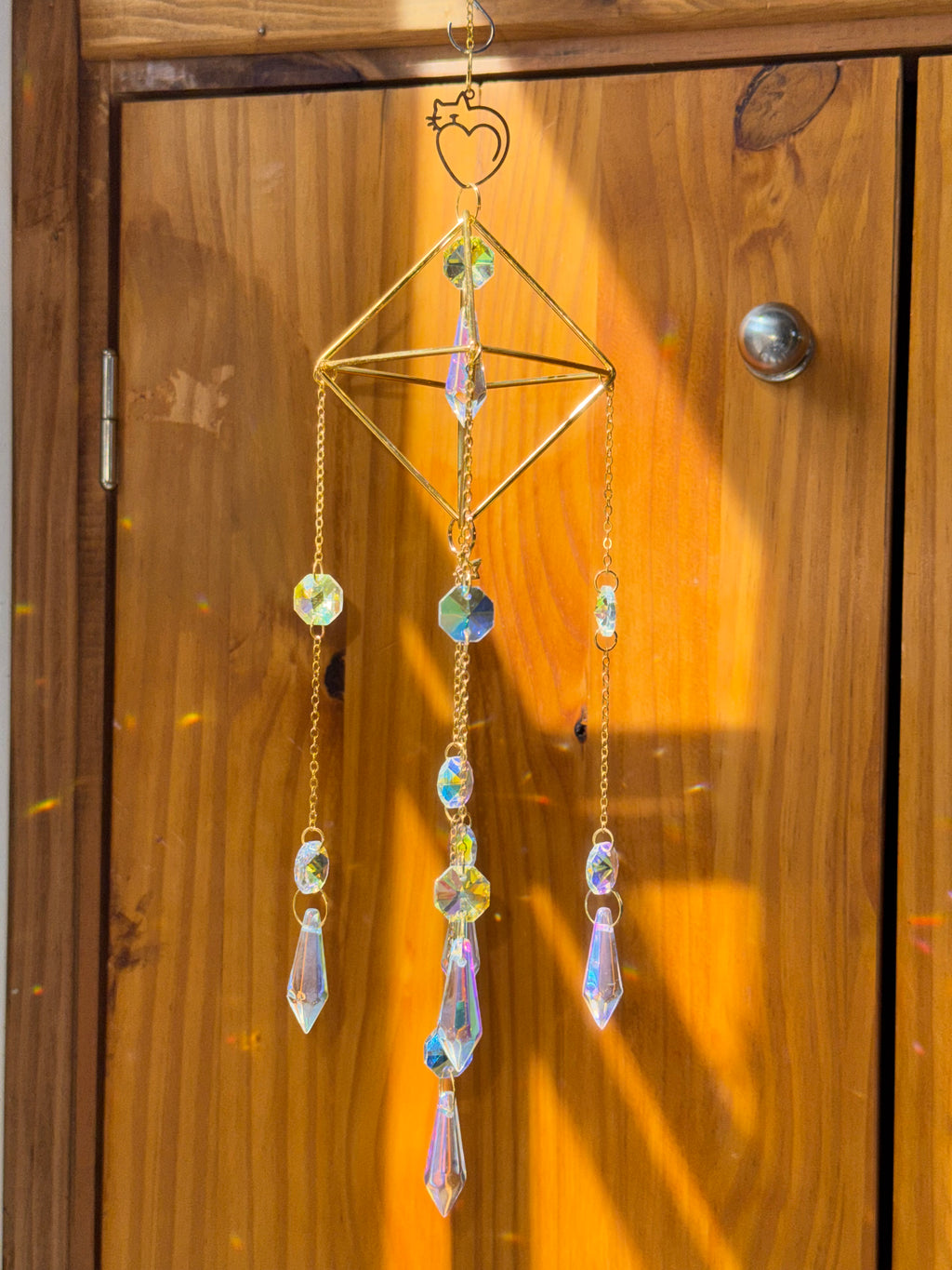 Attrape-soleil cage dorée et chat cœur – Suncatcher fait main décoration féerique