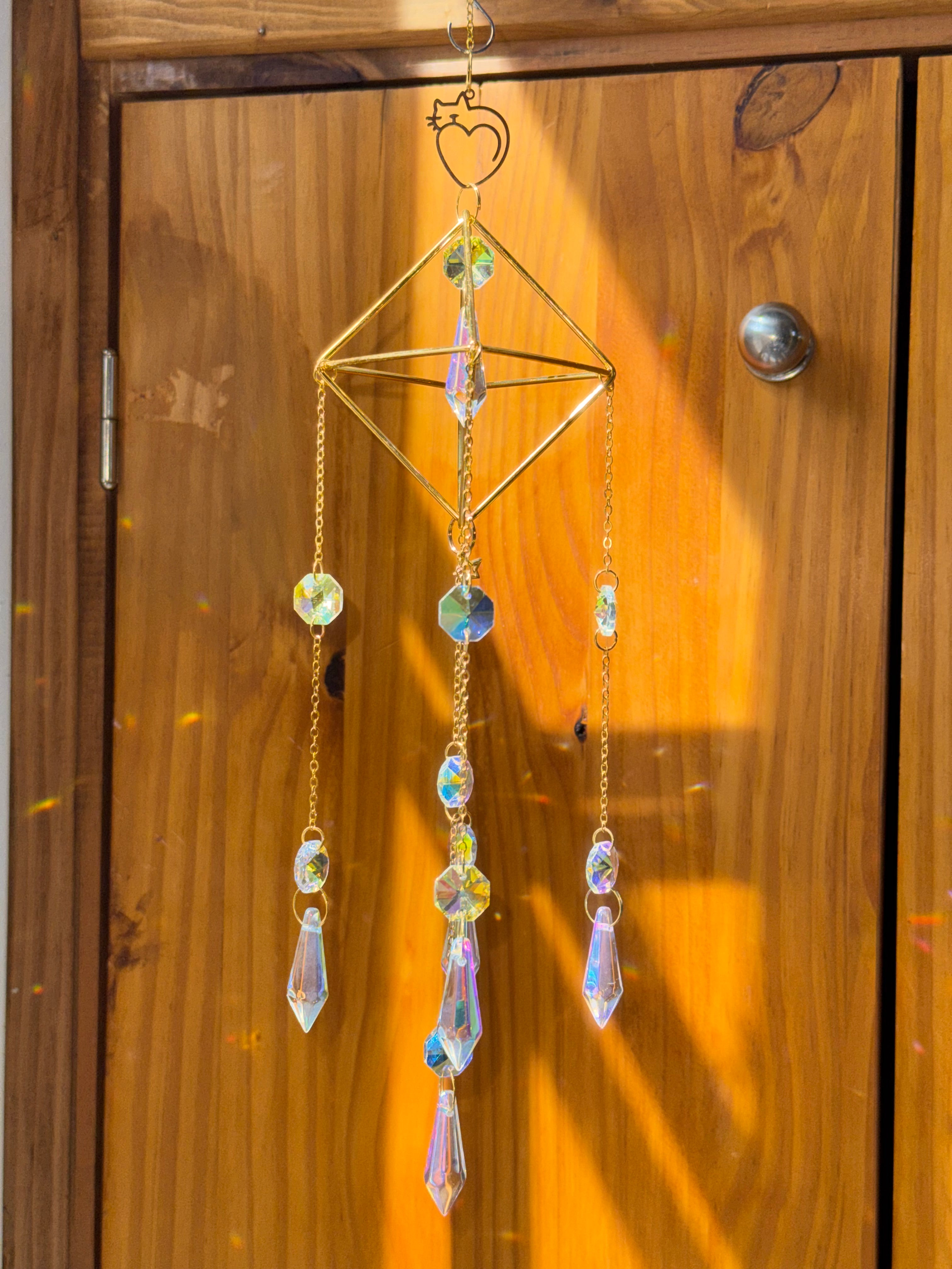 Attrape-soleil cage dorée et chat cœur – Suncatcher fait main décoration féerique