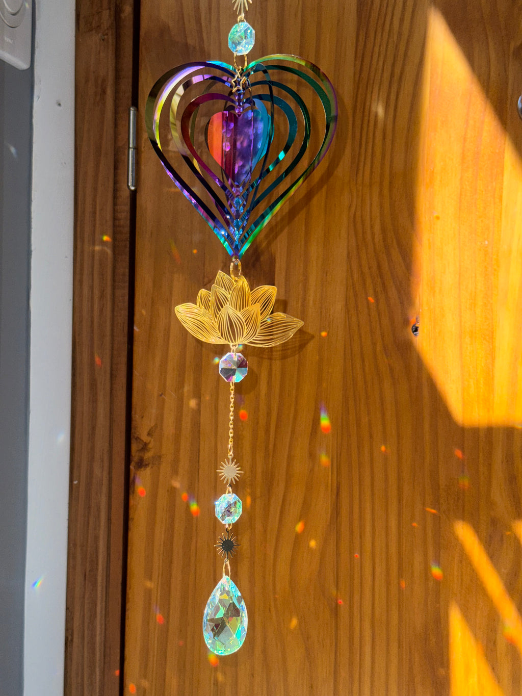Attrape-soleil cœur et fleur de lotus – Amour, pureté et lumière irisée – Suncatcher fait main