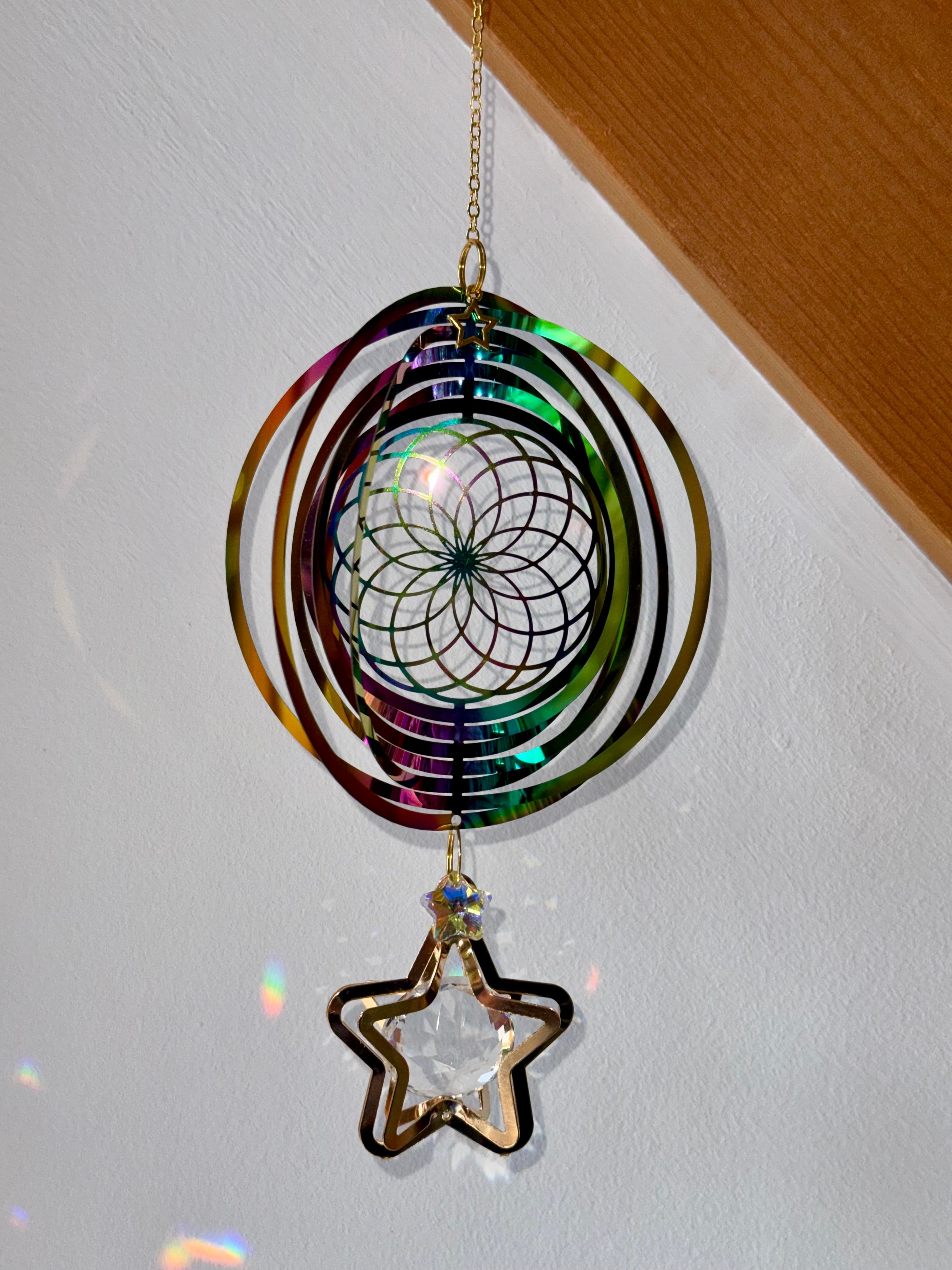 Attrape-soleil mandala coloré et étoile dorée en cristal – Suncatcher fait main décoration fenêtre lumineuse