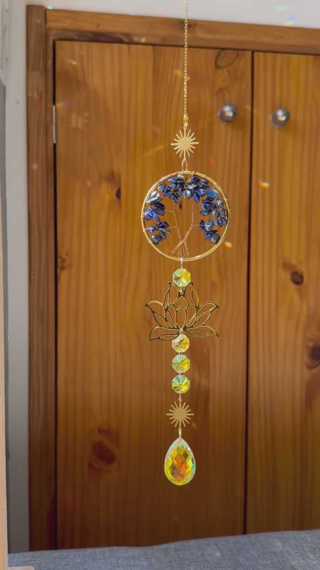 Attrape-soleil arbre de vie en lapis lazuli et fleur de lotus dorée – Suncatcher fait main décoration bien-être