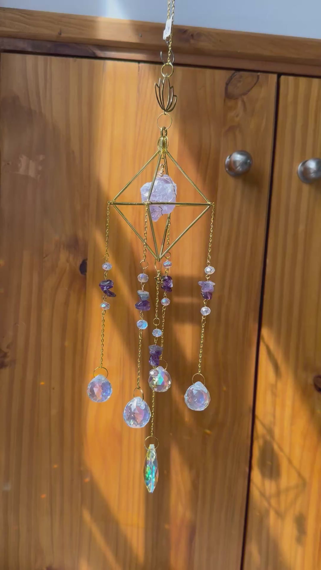 Attrape-soleil cage dorée, fleur de lotus et pierres d’améthyste – Suncatcher fait main décoration bien-être