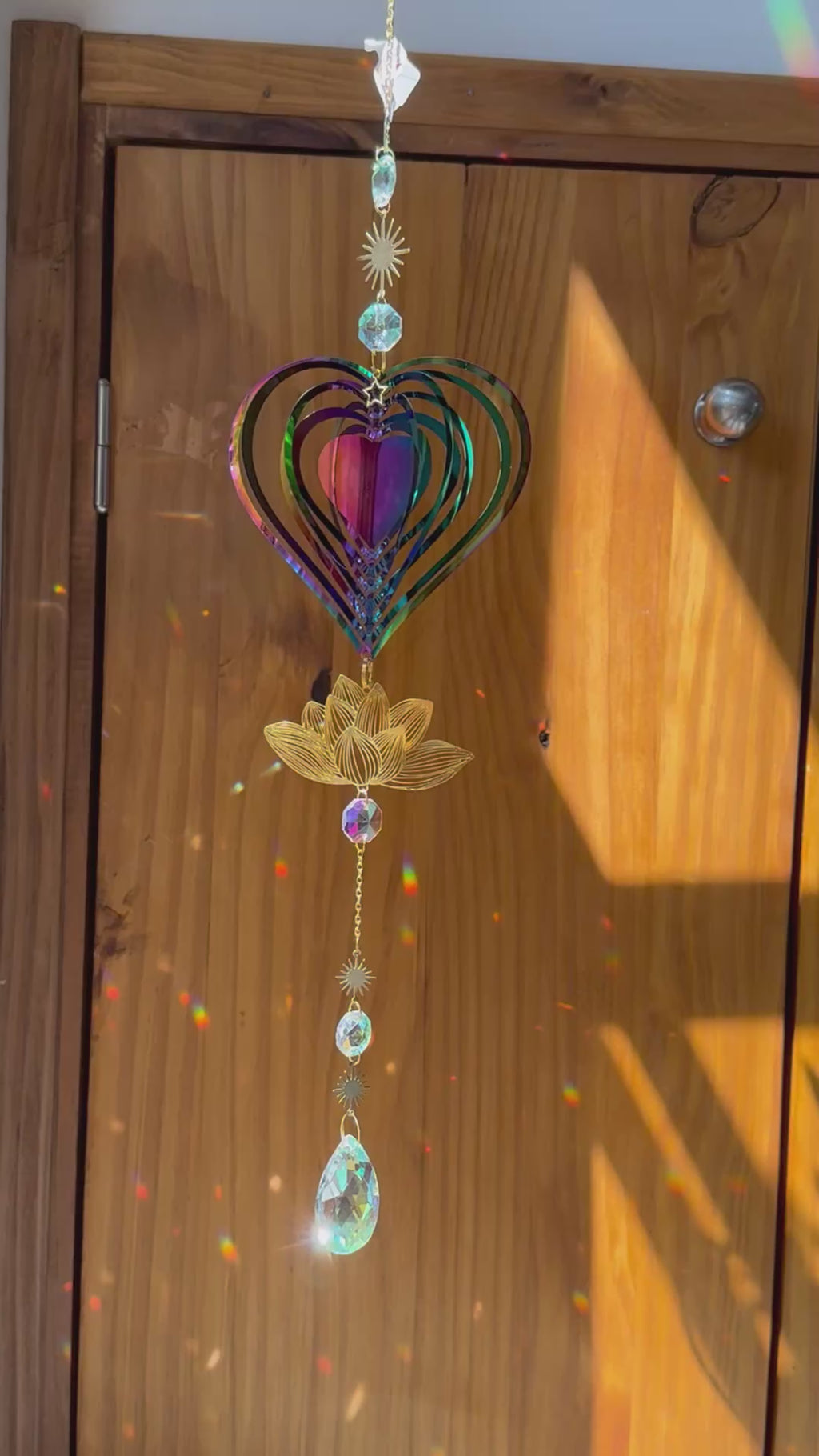 Attrape-soleil cœur et fleur de lotus – Amour, pureté et lumière irisée – Suncatcher fait main