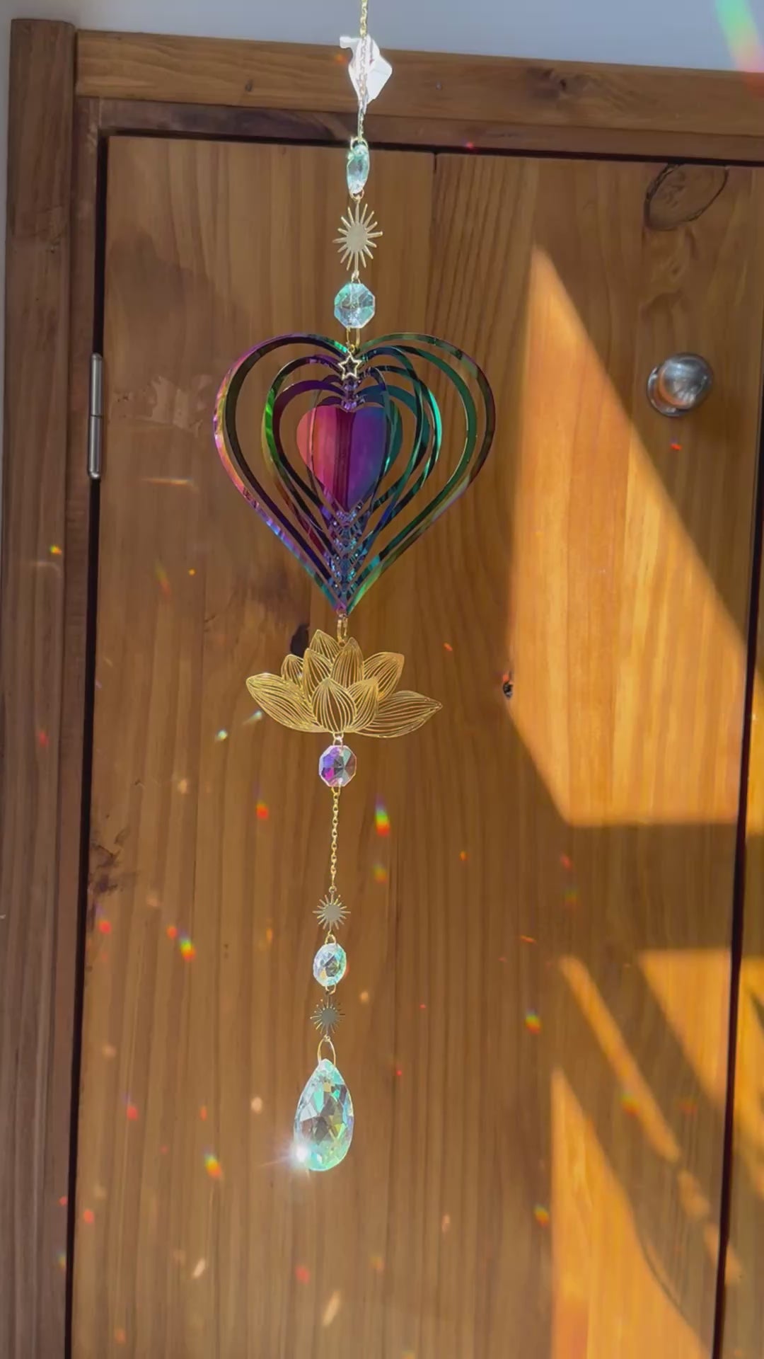 Attrape-soleil cœur et fleur de lotus – Amour, pureté et lumière irisée – Suncatcher fait main