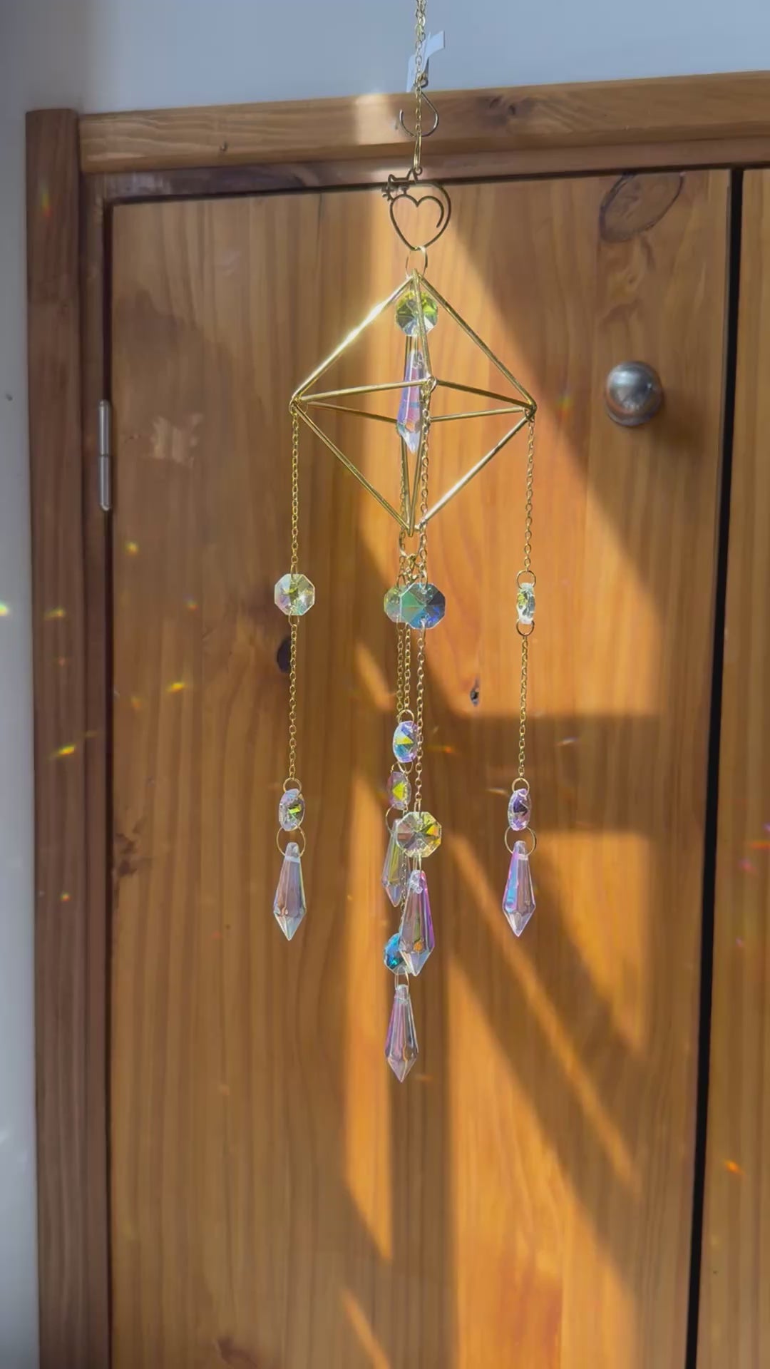 Attrape-soleil cage dorée et chat cœur – Suncatcher fait main décoration féerique