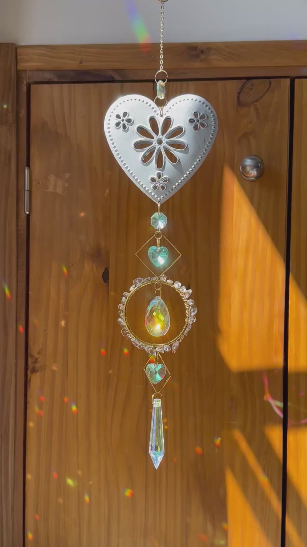 Attrape-soleil cœur blanc fleuri et cristal de roche – Suncatcher fait main