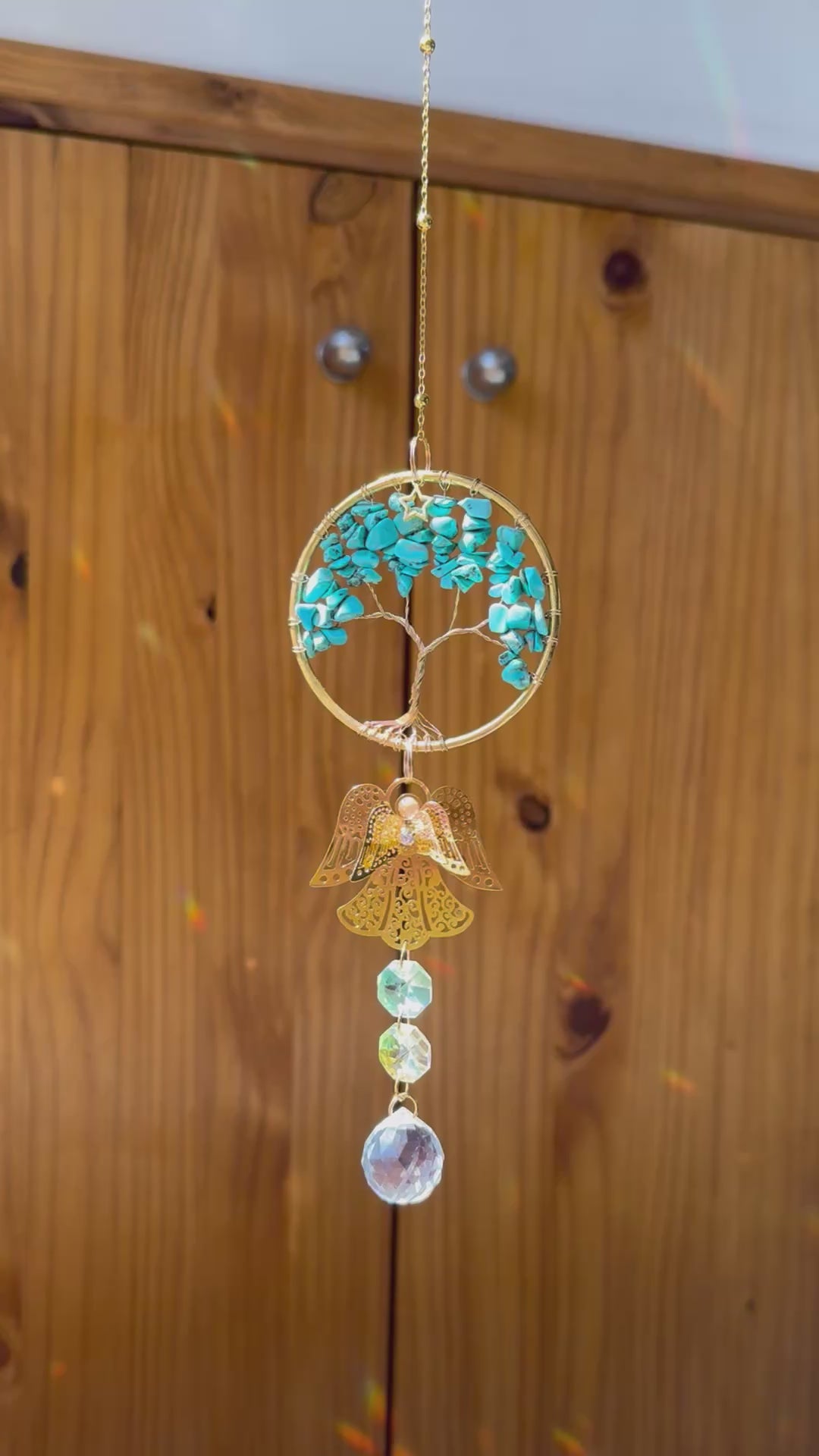 Attrape-soleil arbre de vie en pierres turquoise et ange doré – Suncatcher fait main décoration bien-être