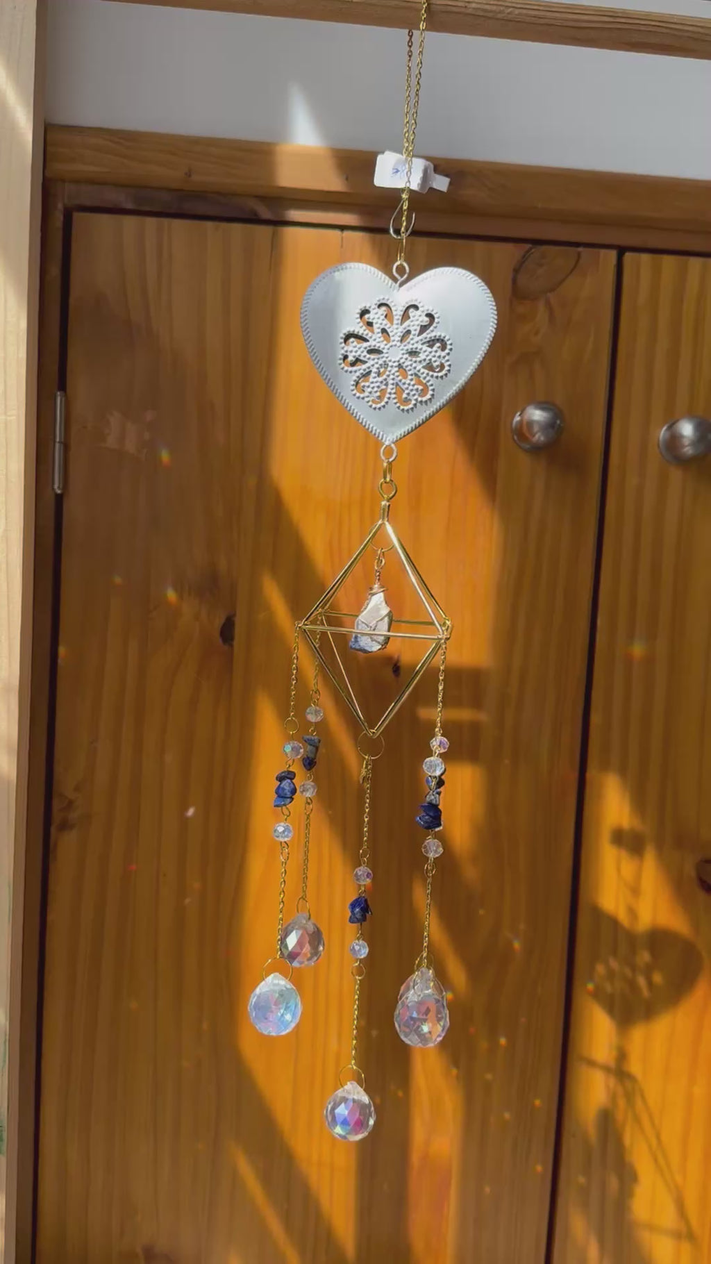 Attrape-soleil cage dorée, cœur blanc et pierres de lapis lazuli – Suncatcher fait main décoration bien-être