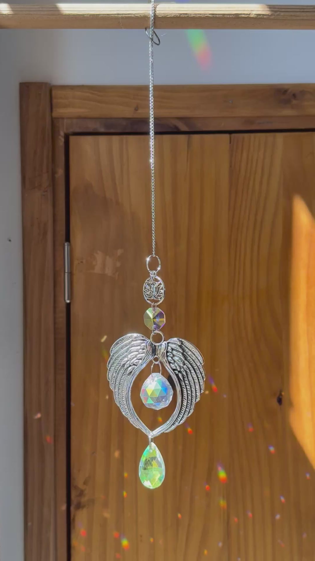 Attrape-soleil ailes d’ange argentées et sa fleur de lotus – Suncatcher artisanal décoration angélique