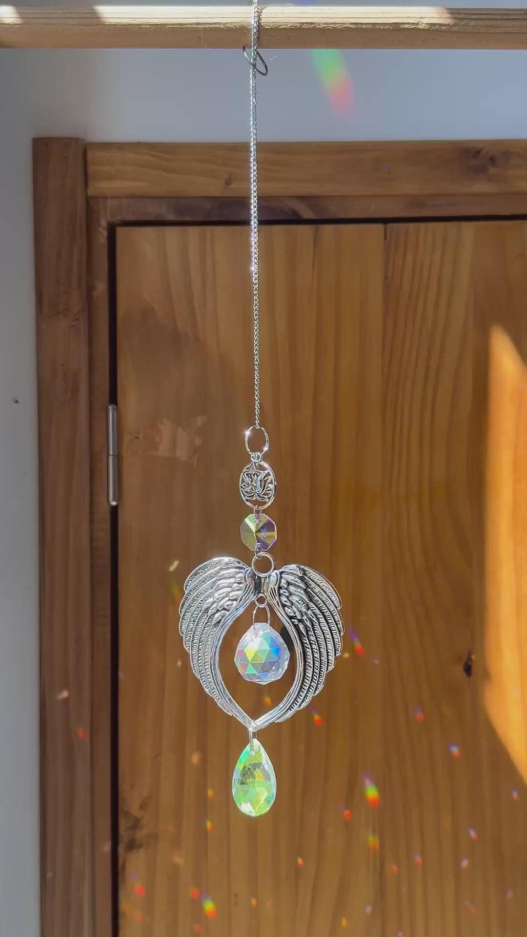Attrape-soleil ailes d’ange argentées et sa fleur de lotus – Suncatcher artisanal décoration angélique