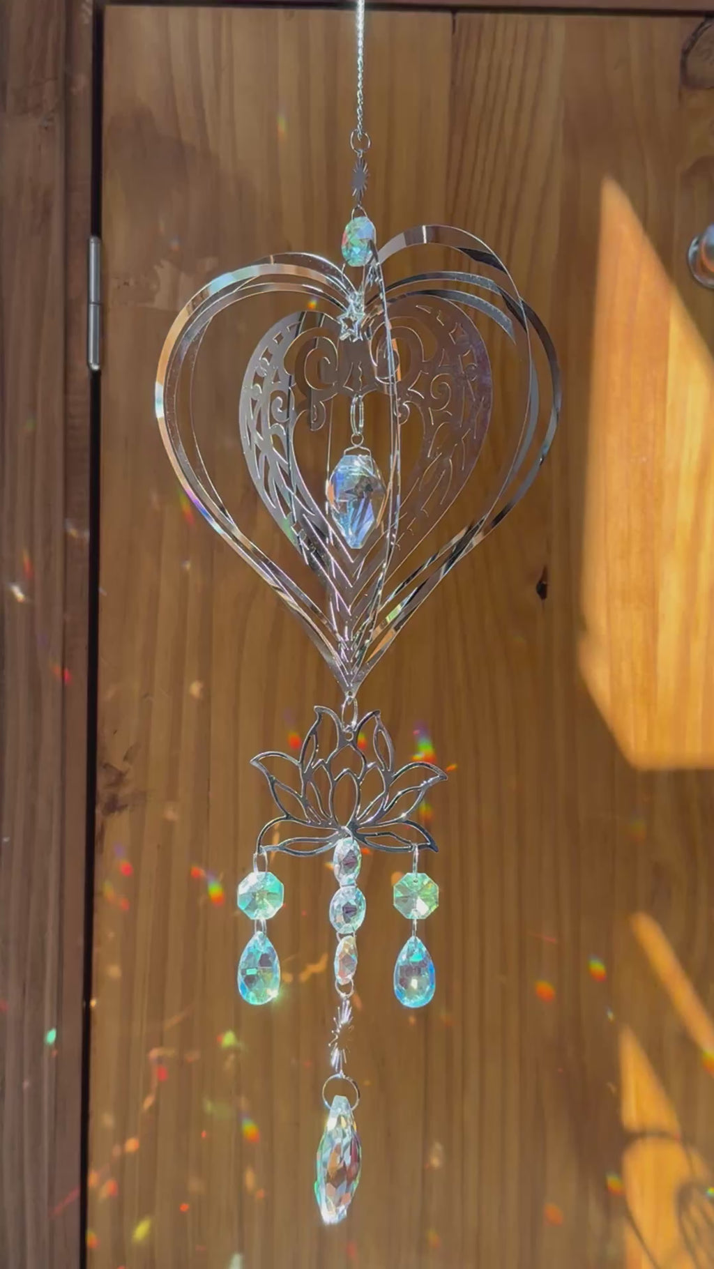 Attrape-soleil grand cœur argenté en relief et fleur de lotus – Suncatcher fait main décoration bien-être